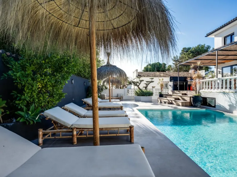 This stunning villa, recently renovated just one year ago, is perfectly located in Nueva Andalucía. Situated close to the beach and within walking distance of all amenities, this property offers an exceptional blend of convenience and luxury.