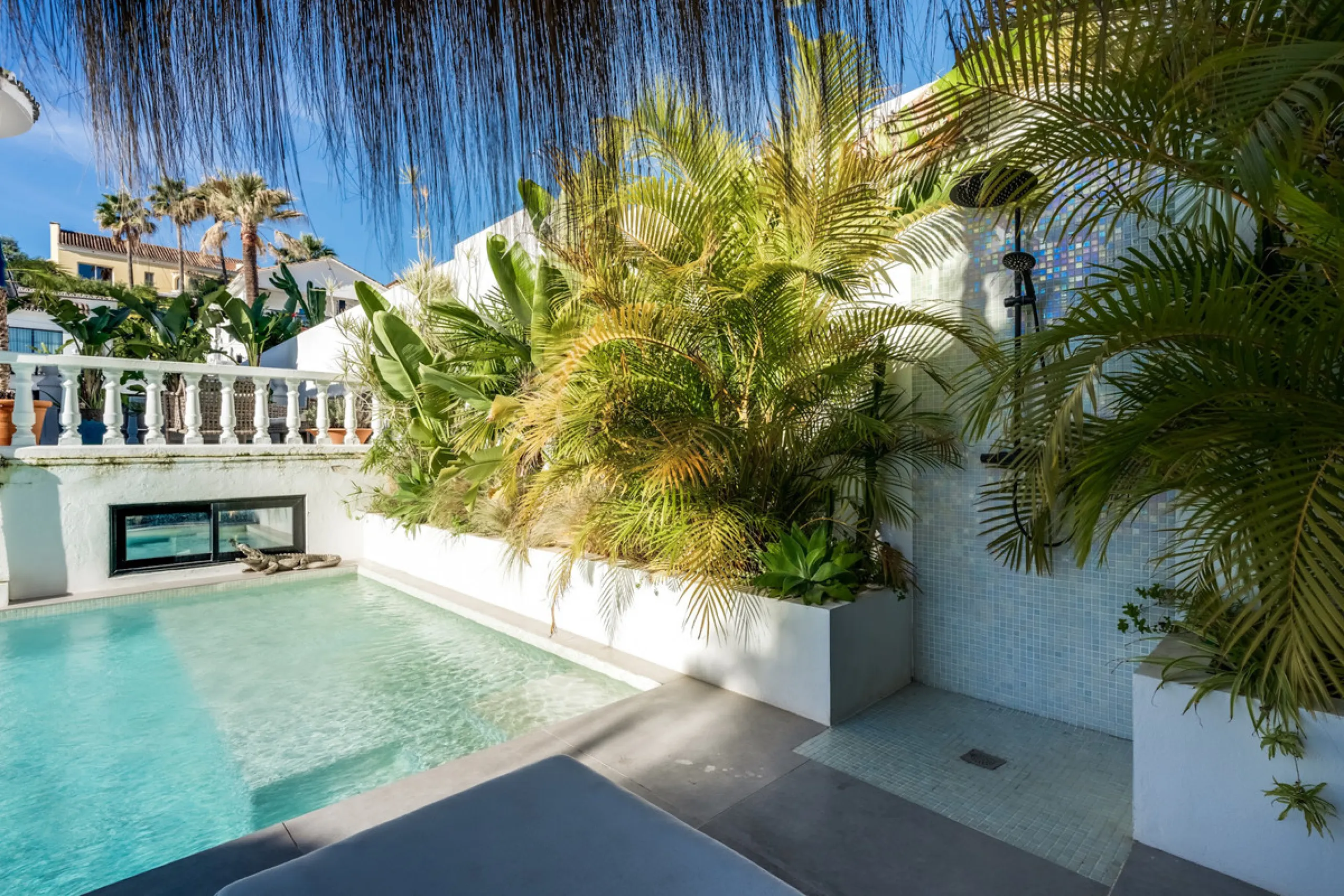 This stunning villa, recently renovated just one year ago, is perfectly located in Nueva Andalucía. Situated close to the beach and within walking distance of all amenities, this property offers an exceptional blend of convenience and luxury.