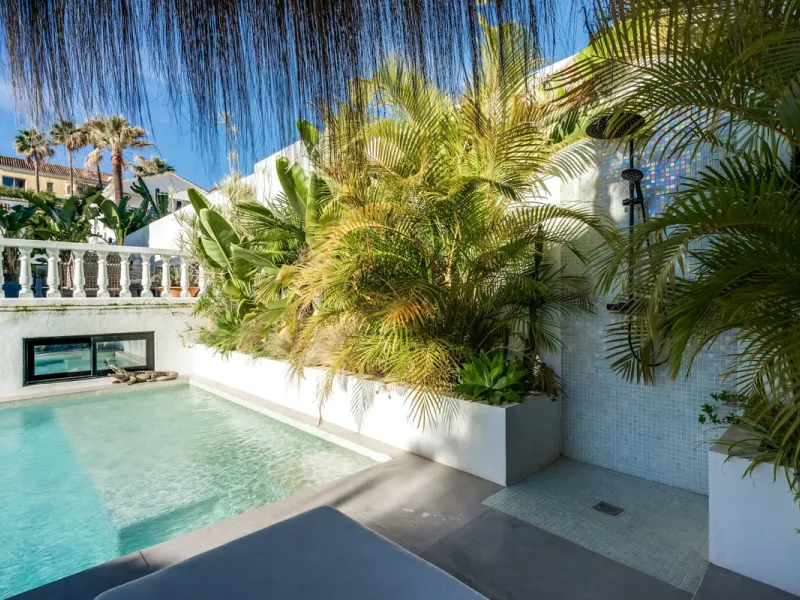 This stunning villa, recently renovated just one year ago, is perfectly located in Nueva Andalucía. Situated close to the beach and within walking distance of all amenities, this property offers an exceptional blend of convenience and luxury.