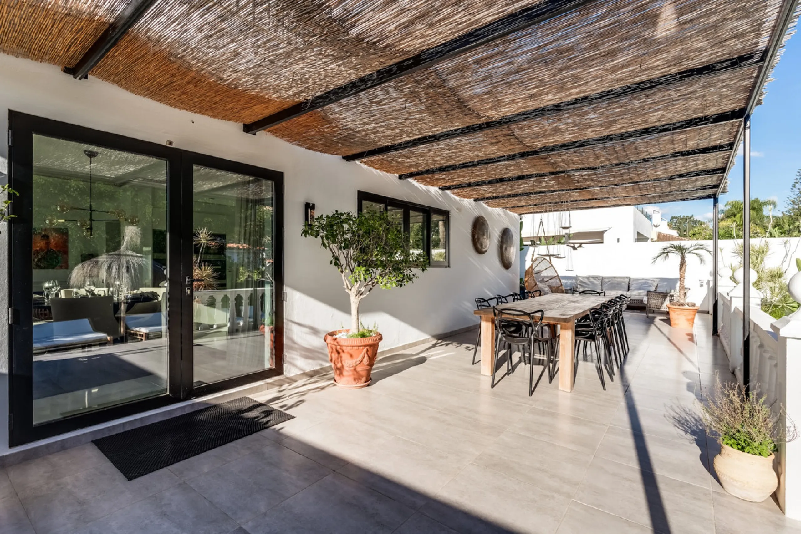 This stunning villa, recently renovated just one year ago, is perfectly located in Nueva Andalucía. Situated close to the beach and within walking distance of all amenities, this property offers an exceptional blend of convenience and luxury.