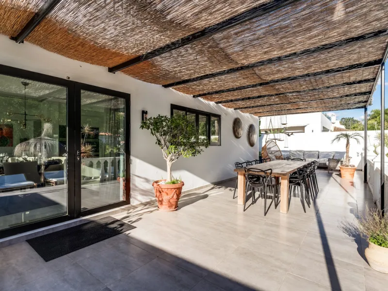 This stunning villa, recently renovated just one year ago, is perfectly located in Nueva Andalucía. Situated close to the beach and within walking distance of all amenities, this property offers an exceptional blend of convenience and luxury.