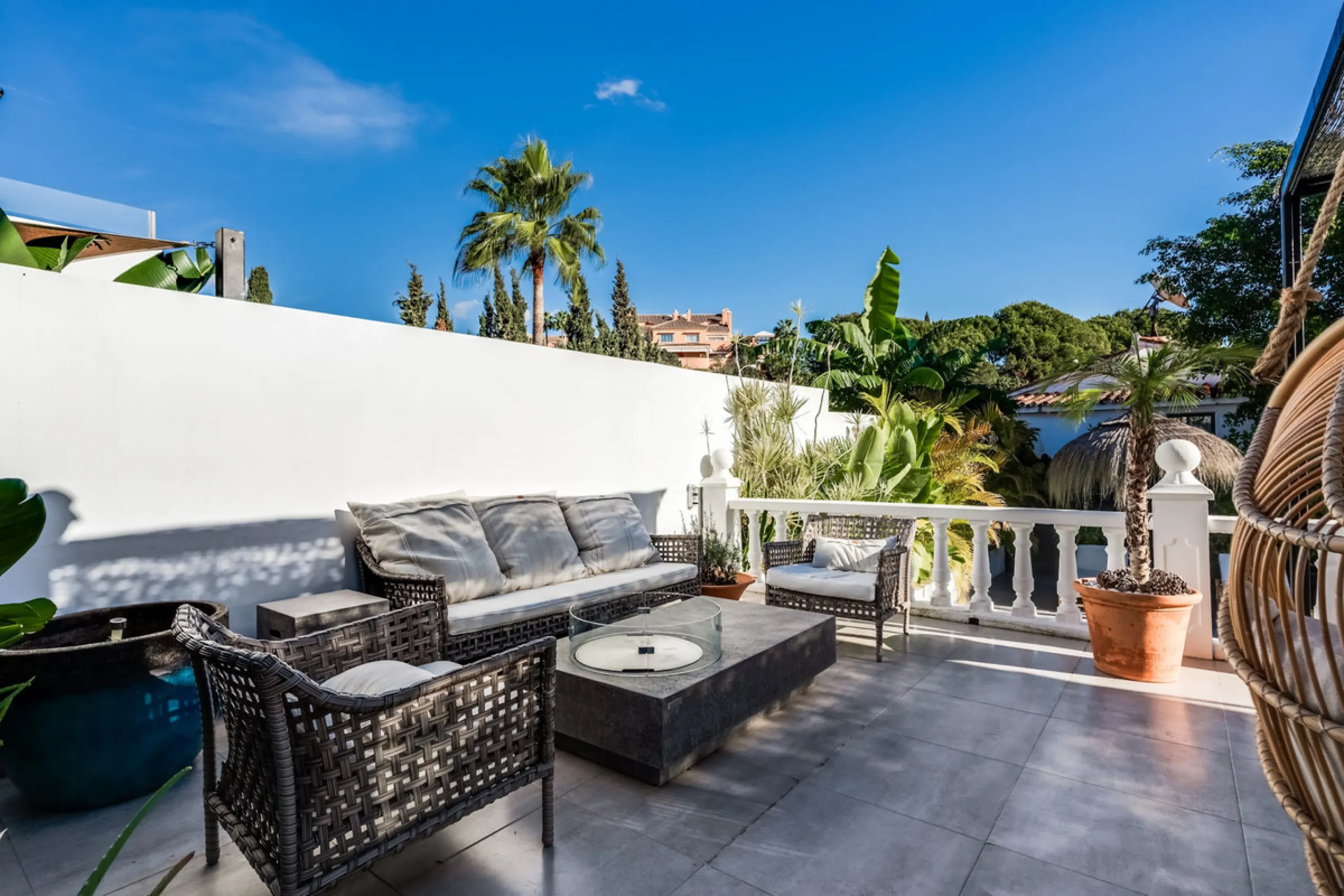 This stunning villa, recently renovated just one year ago, is perfectly located in Nueva Andalucía. Situated close to the beach and within walking distance of all amenities, this property offers an exceptional blend of convenience and luxury.