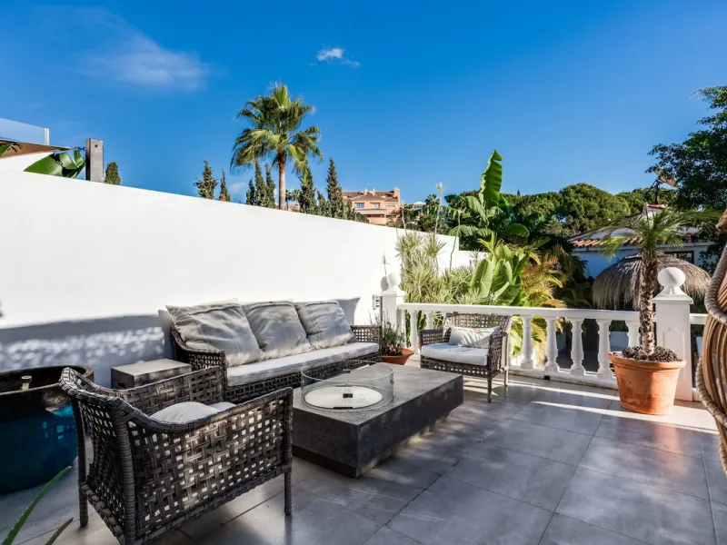 This stunning villa, recently renovated just one year ago, is perfectly located in Nueva Andalucía. Situated close to the beach and within walking distance of all amenities, this property offers an exceptional blend of convenience and luxury.