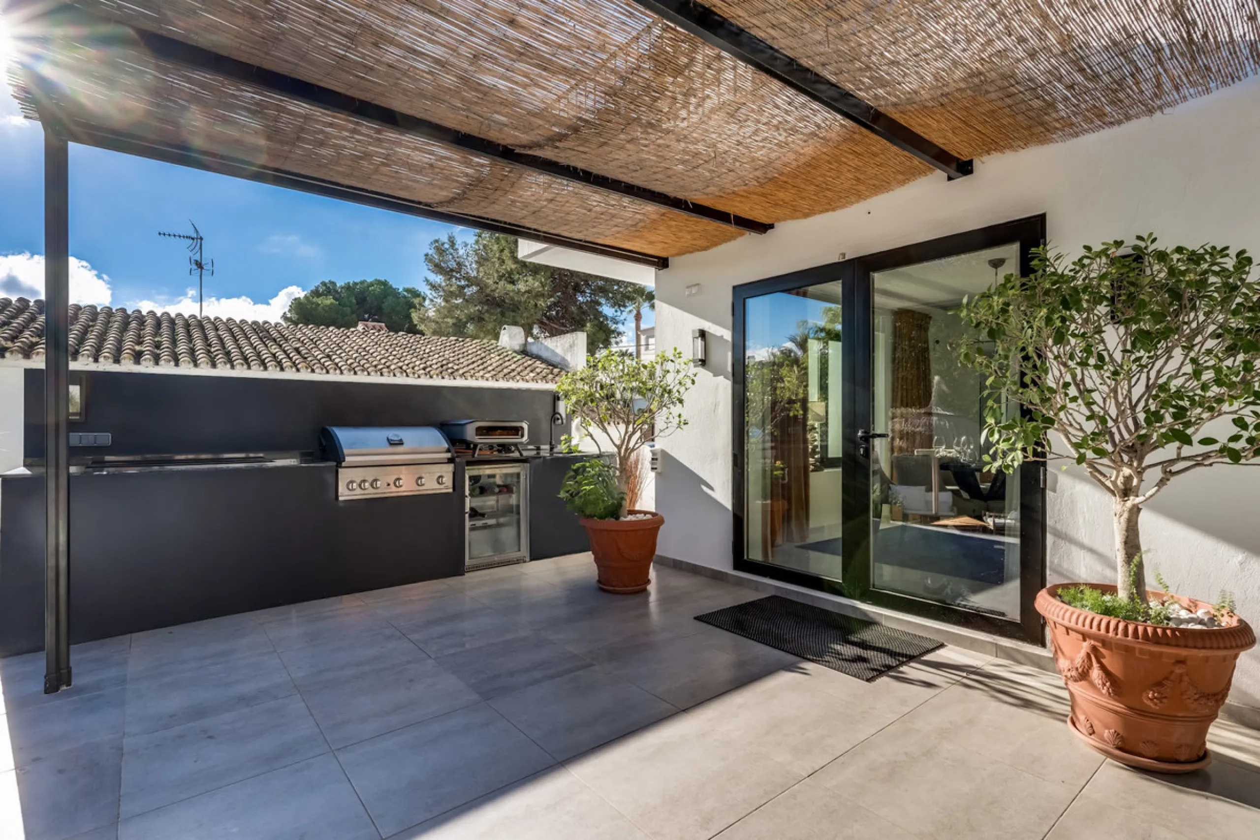 This stunning villa, recently renovated just one year ago, is perfectly located in Nueva Andalucía. Situated close to the beach and within walking distance of all amenities, this property offers an exceptional blend of convenience and luxury.