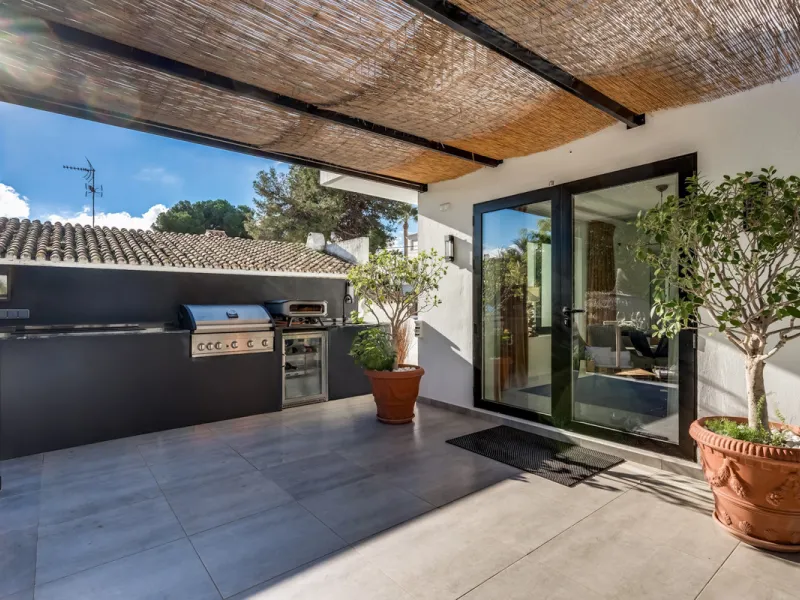 This stunning villa, recently renovated just one year ago, is perfectly located in Nueva Andalucía. Situated close to the beach and within walking distance of all amenities, this property offers an exceptional blend of convenience and luxury.