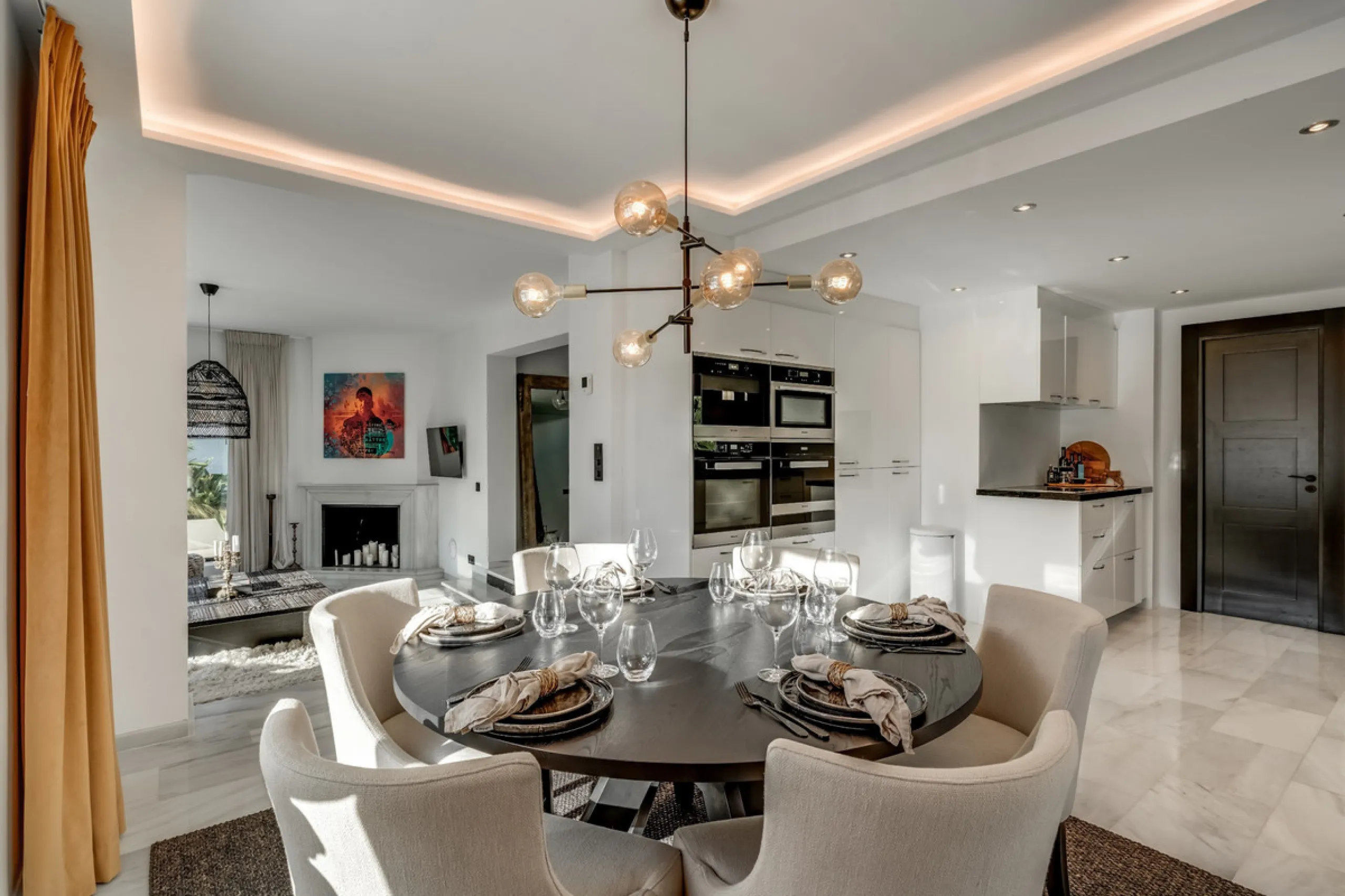 This stunning villa, recently renovated just one year ago, is perfectly located in Nueva Andalucía. Situated close to the beach and within walking distance of all amenities, this property offers an exceptional blend of convenience and luxury.