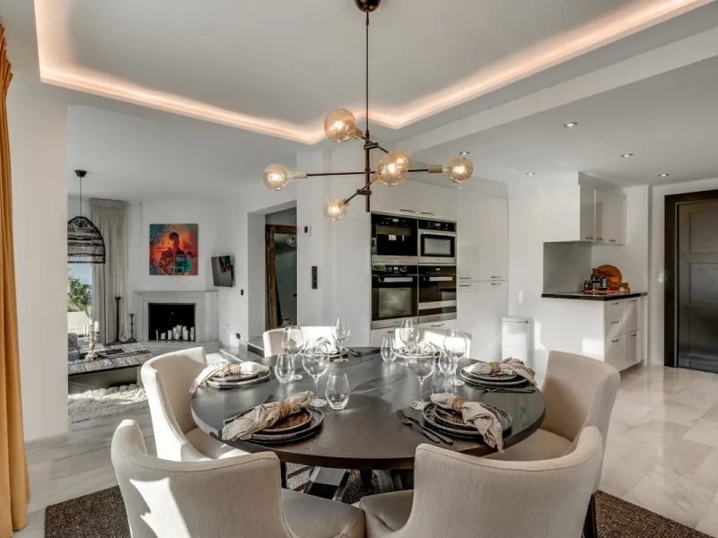 This stunning villa, recently renovated just one year ago, is perfectly located in Nueva Andalucía. Situated close to the beach and within walking distance of all amenities, this property offers an exceptional blend of convenience and luxury.