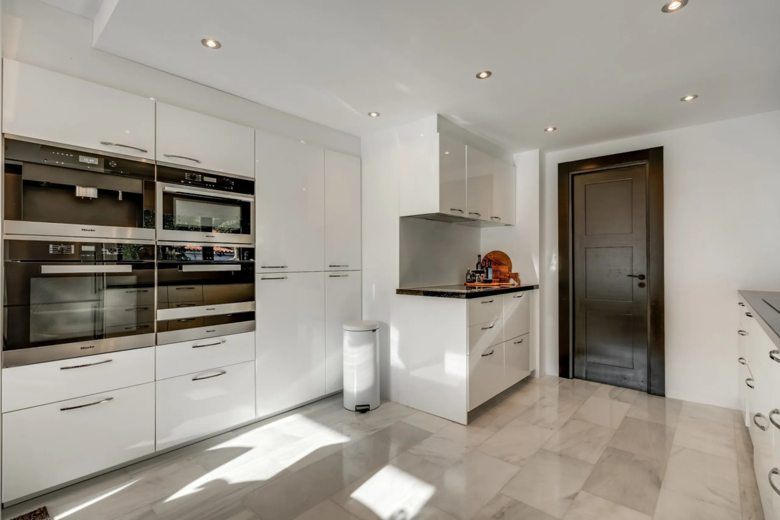 This stunning villa, recently renovated just one year ago, is perfectly located in Nueva Andalucía. Situated close to the beach and within walking distance of all amenities, this property offers an exceptional blend of convenience and luxury.