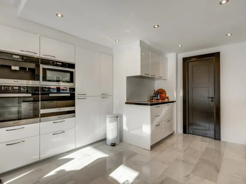This stunning villa, recently renovated just one year ago, is perfectly located in Nueva Andalucía. Situated close to the beach and within walking distance of all amenities, this property offers an exceptional blend of convenience and luxury.