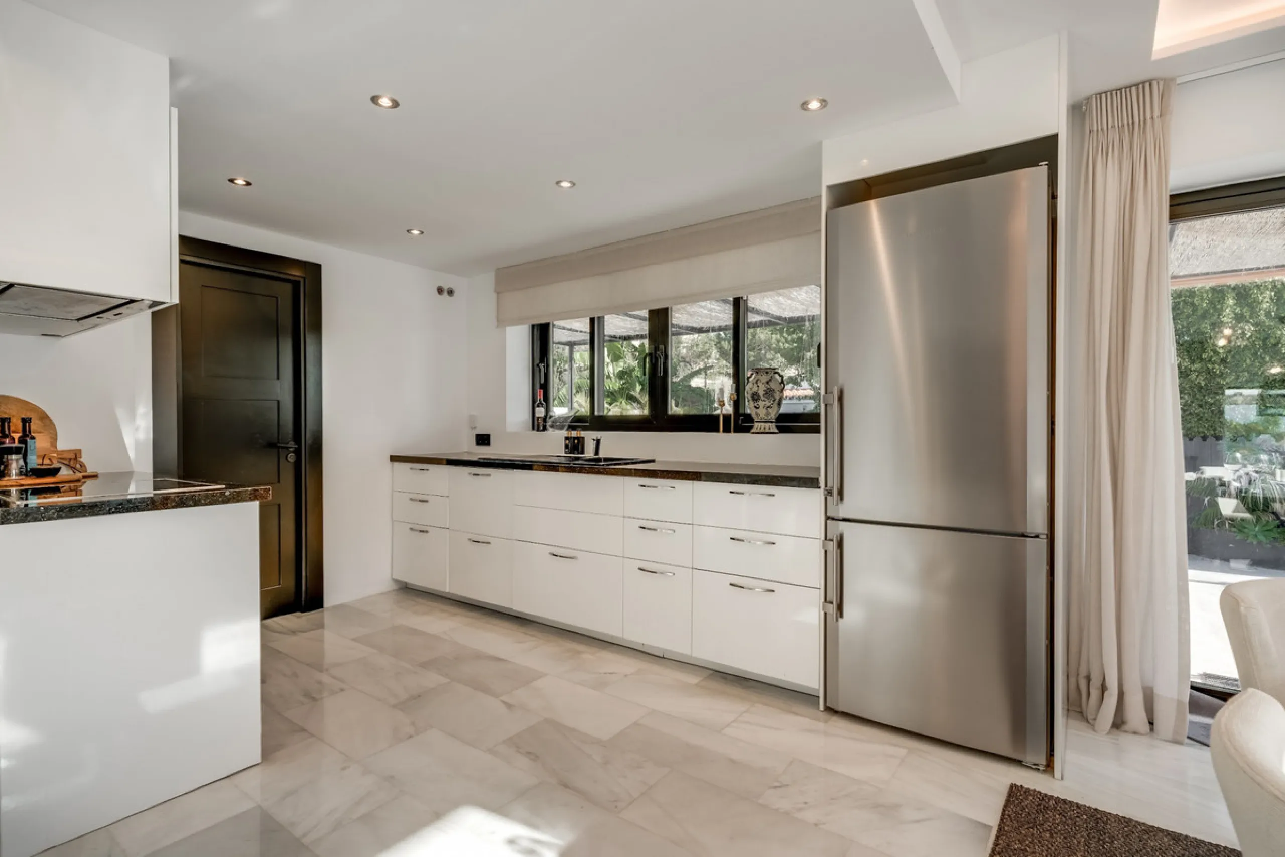 This stunning villa, recently renovated just one year ago, is perfectly located in Nueva Andalucía. Situated close to the beach and within walking distance of all amenities, this property offers an exceptional blend of convenience and luxury.