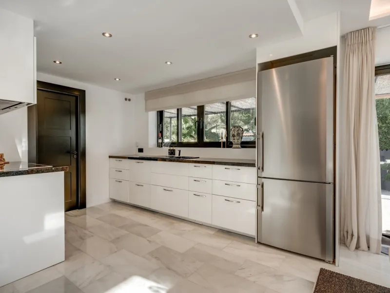 This stunning villa, recently renovated just one year ago, is perfectly located in Nueva Andalucía. Situated close to the beach and within walking distance of all amenities, this property offers an exceptional blend of convenience and luxury.