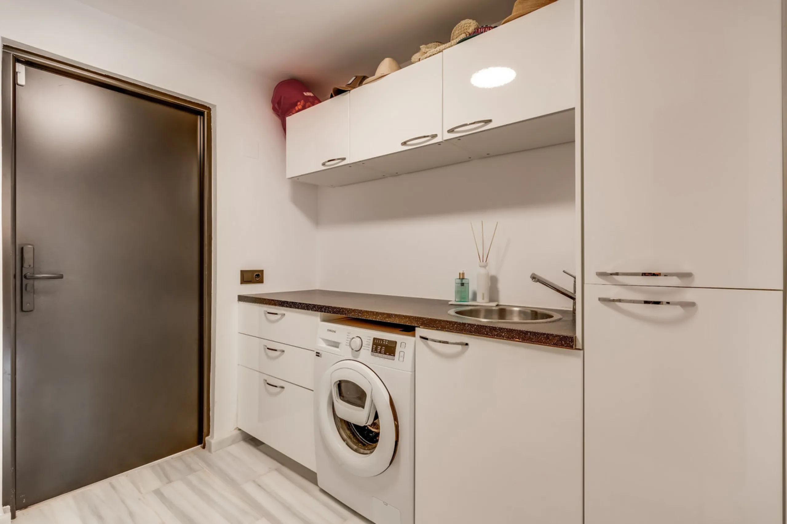 This stunning villa, recently renovated just one year ago, is perfectly located in Nueva Andalucía. Situated close to the beach and within walking distance of all amenities, this property offers an exceptional blend of convenience and luxury.