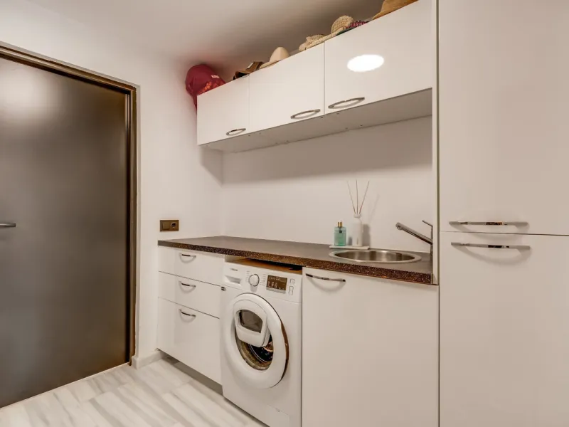 This stunning villa, recently renovated just one year ago, is perfectly located in Nueva Andalucía. Situated close to the beach and within walking distance of all amenities, this property offers an exceptional blend of convenience and luxury.