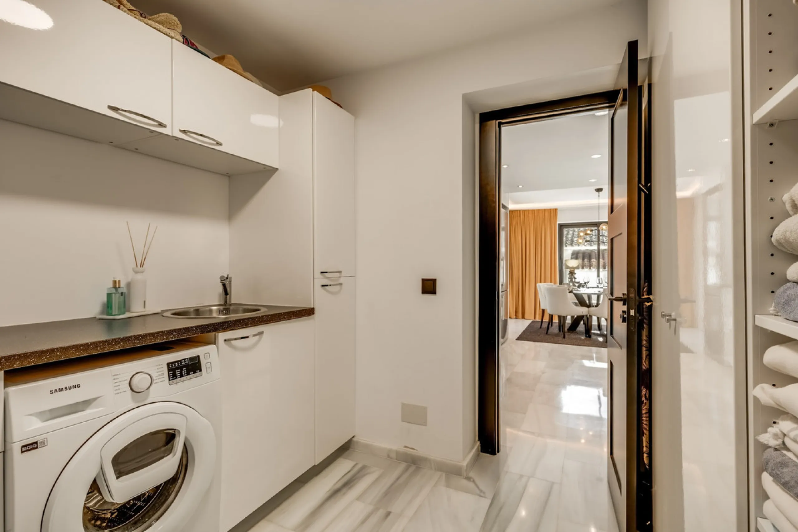 This stunning villa, recently renovated just one year ago, is perfectly located in Nueva Andalucía. Situated close to the beach and within walking distance of all amenities, this property offers an exceptional blend of convenience and luxury.