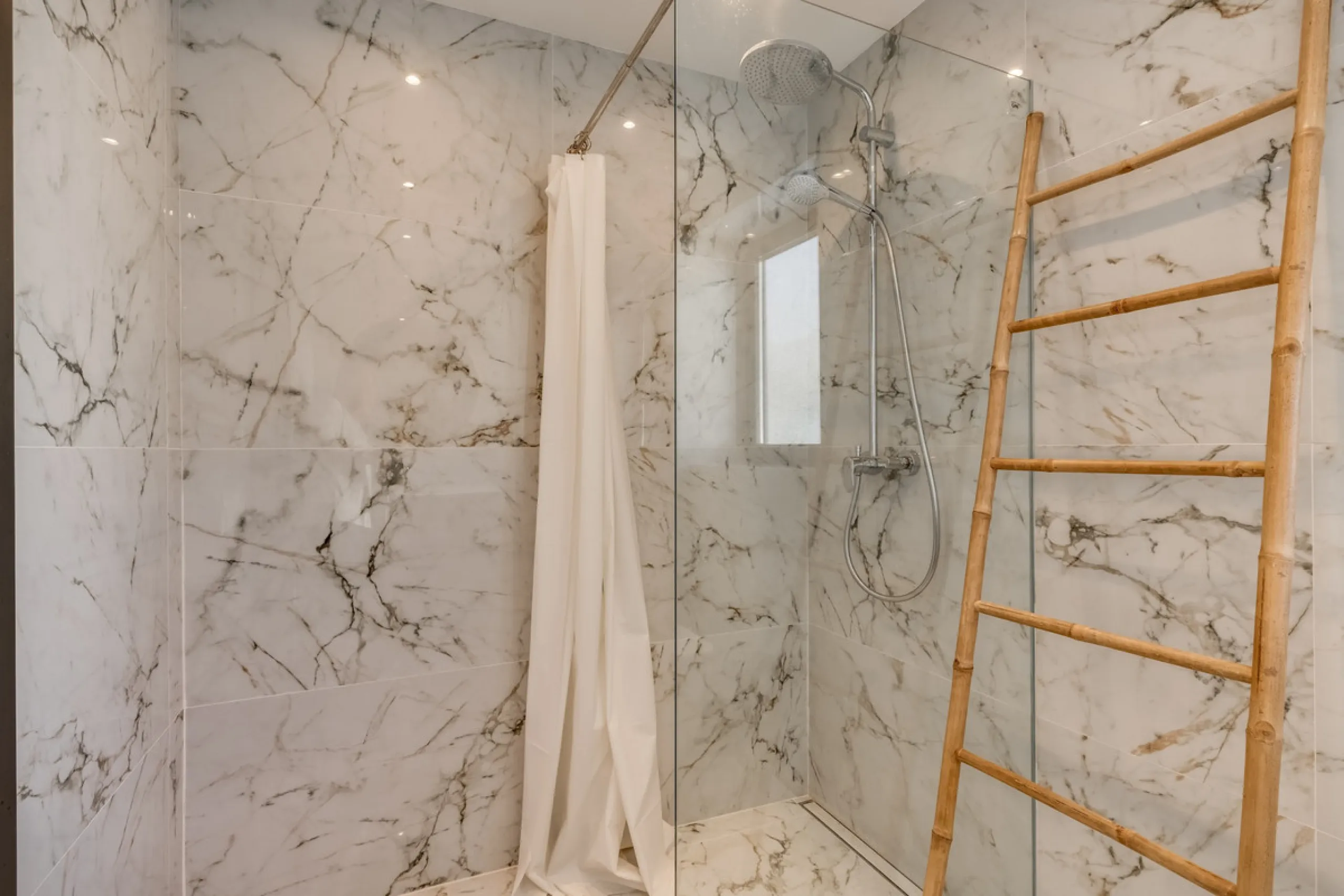 This stunning villa, recently renovated just one year ago, is perfectly located in Nueva Andalucía. Situated close to the beach and within walking distance of all amenities, this property offers an exceptional blend of convenience and luxury.