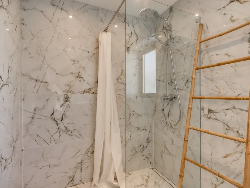 This stunning villa, recently renovated just one year ago, is perfectly located in Nueva Andalucía. Situated close to the beach and within walking distance of all amenities, this property offers an exceptional blend of convenience and luxury.