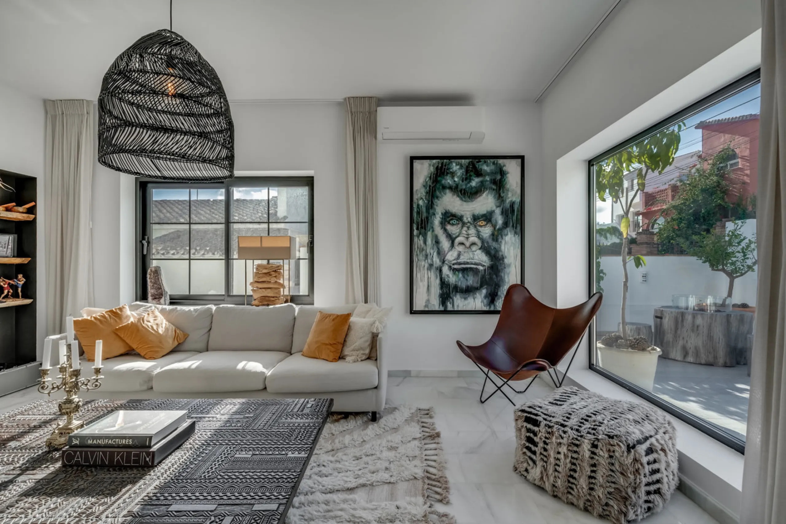 This stunning villa, recently renovated just one year ago, is perfectly located in Nueva Andalucía. Situated close to the beach and within walking distance of all amenities, this property offers an exceptional blend of convenience and luxury.