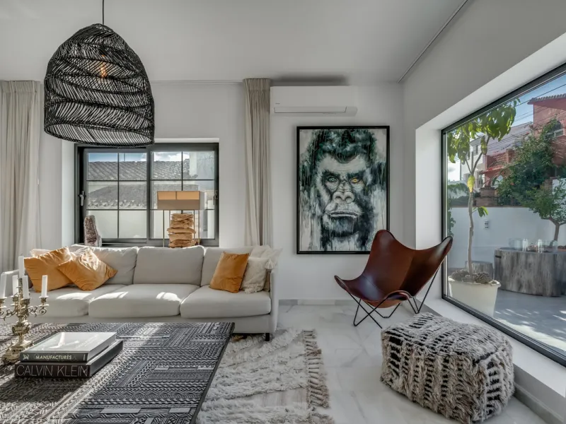This stunning villa, recently renovated just one year ago, is perfectly located in Nueva Andalucía. Situated close to the beach and within walking distance of all amenities, this property offers an exceptional blend of convenience and luxury.