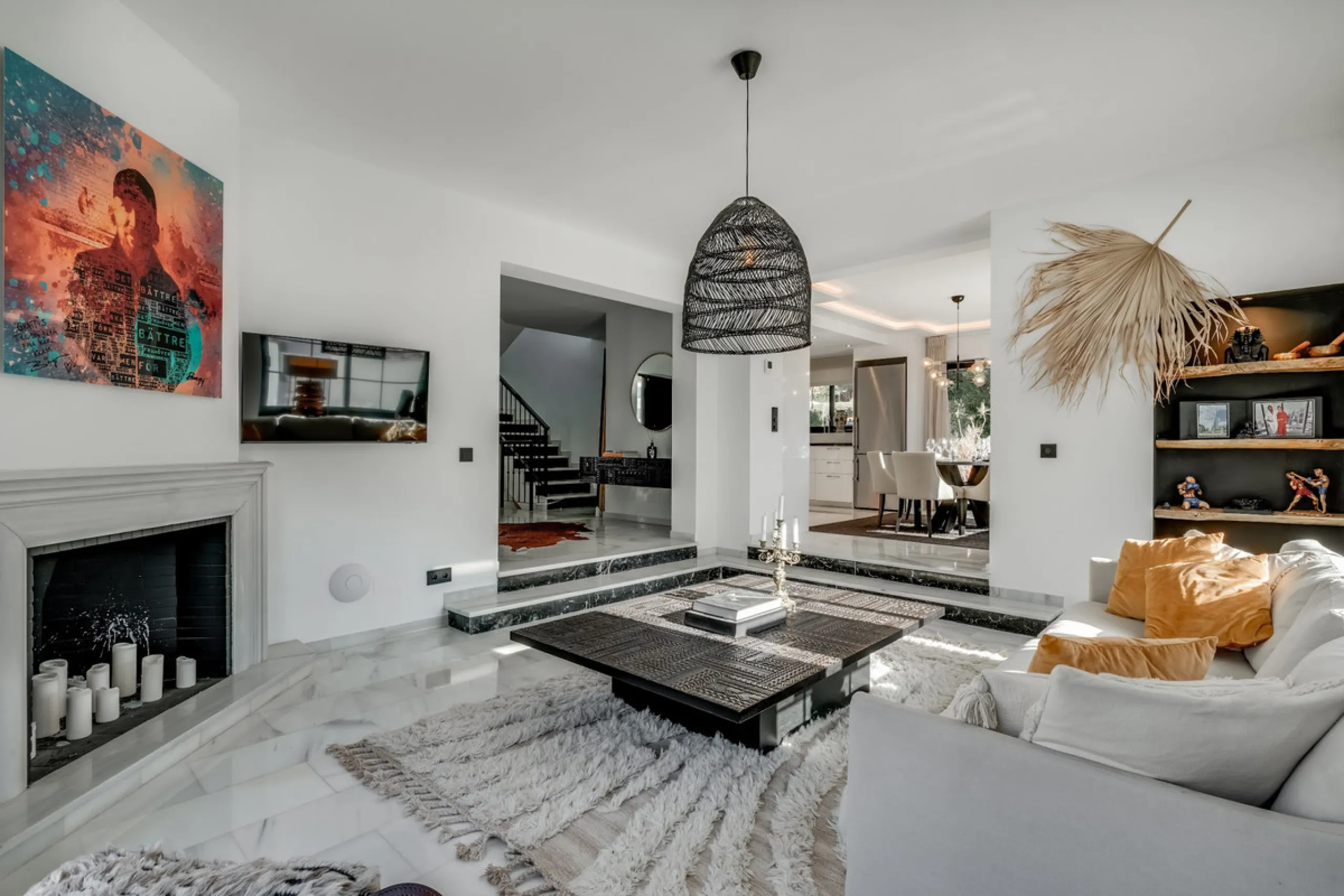This stunning villa, recently renovated just one year ago, is perfectly located in Nueva Andalucía. Situated close to the beach and within walking distance of all amenities, this property offers an exceptional blend of convenience and luxury.