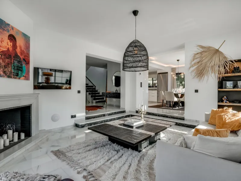 This stunning villa, recently renovated just one year ago, is perfectly located in Nueva Andalucía. Situated close to the beach and within walking distance of all amenities, this property offers an exceptional blend of convenience and luxury.