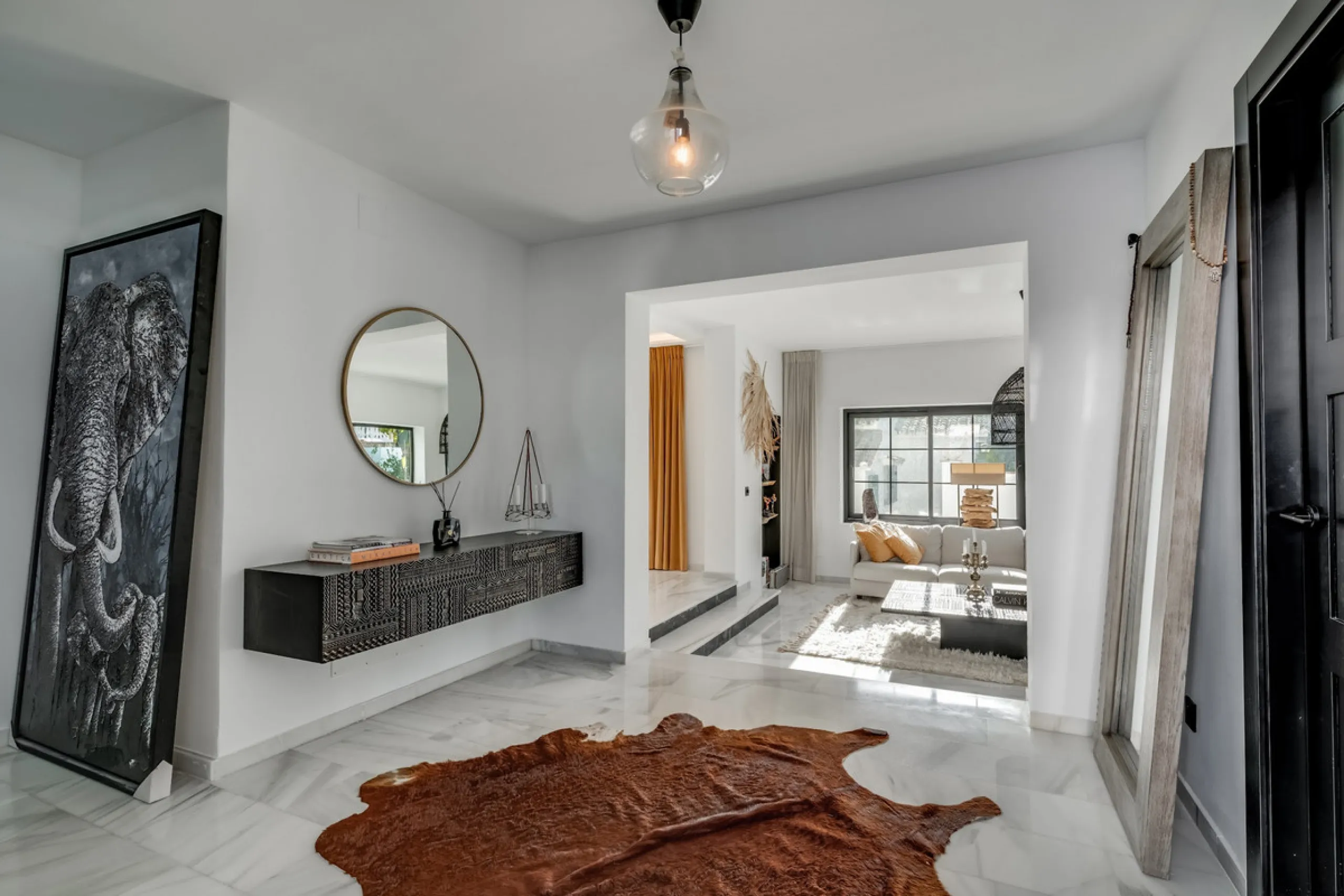 This stunning villa, recently renovated just one year ago, is perfectly located in Nueva Andalucía. Situated close to the beach and within walking distance of all amenities, this property offers an exceptional blend of convenience and luxury.