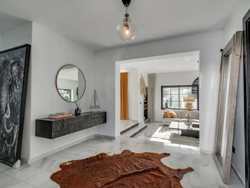 This stunning villa, recently renovated just one year ago, is perfectly located in Nueva Andalucía. Situated close to the beach and within walking distance of all amenities, this property offers an exceptional blend of convenience and luxury.