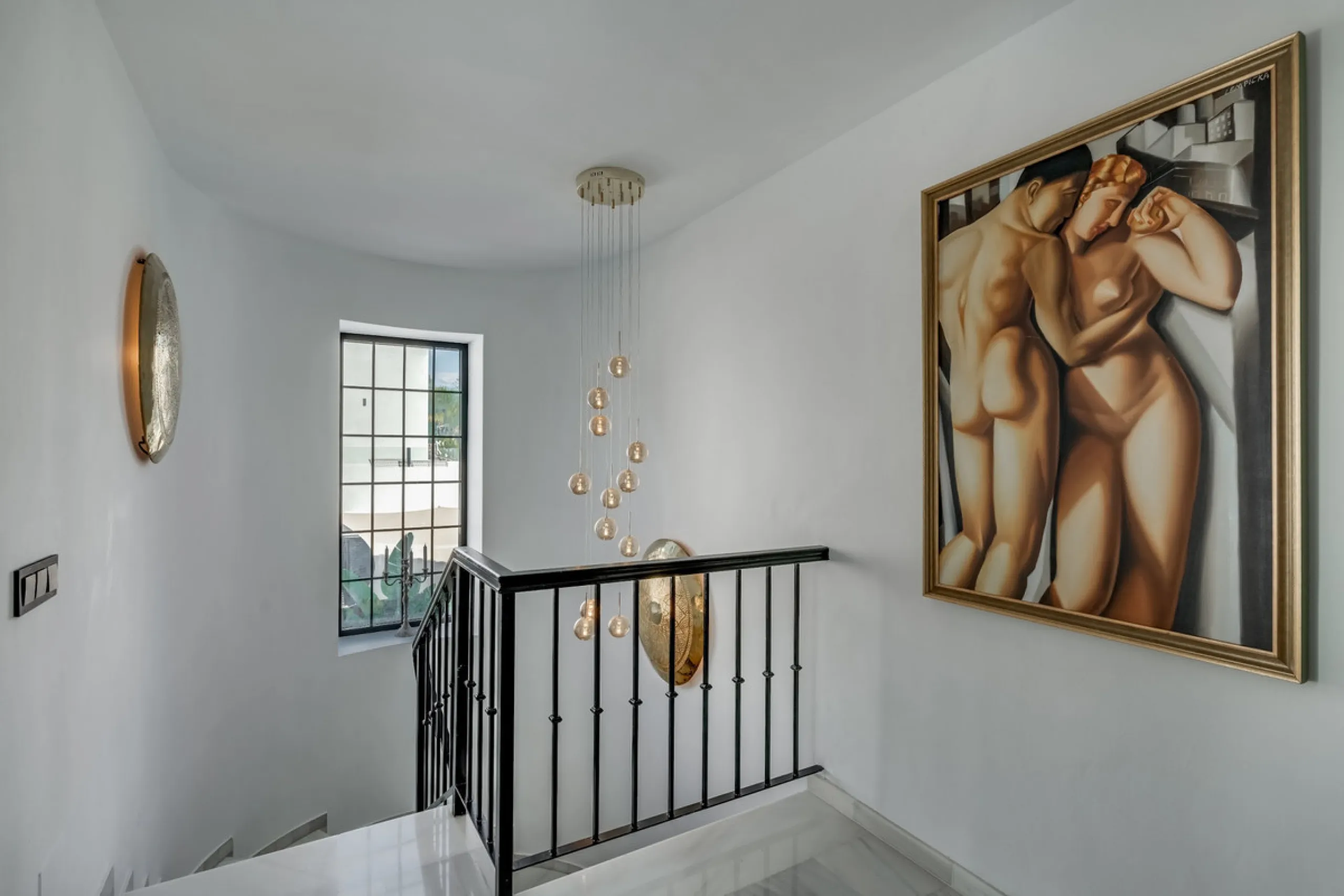 This stunning villa, recently renovated just one year ago, is perfectly located in Nueva Andalucía. Situated close to the beach and within walking distance of all amenities, this property offers an exceptional blend of convenience and luxury.