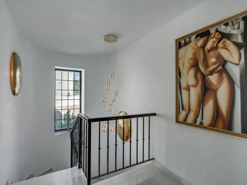 This stunning villa, recently renovated just one year ago, is perfectly located in Nueva Andalucía. Situated close to the beach and within walking distance of all amenities, this property offers an exceptional blend of convenience and luxury.