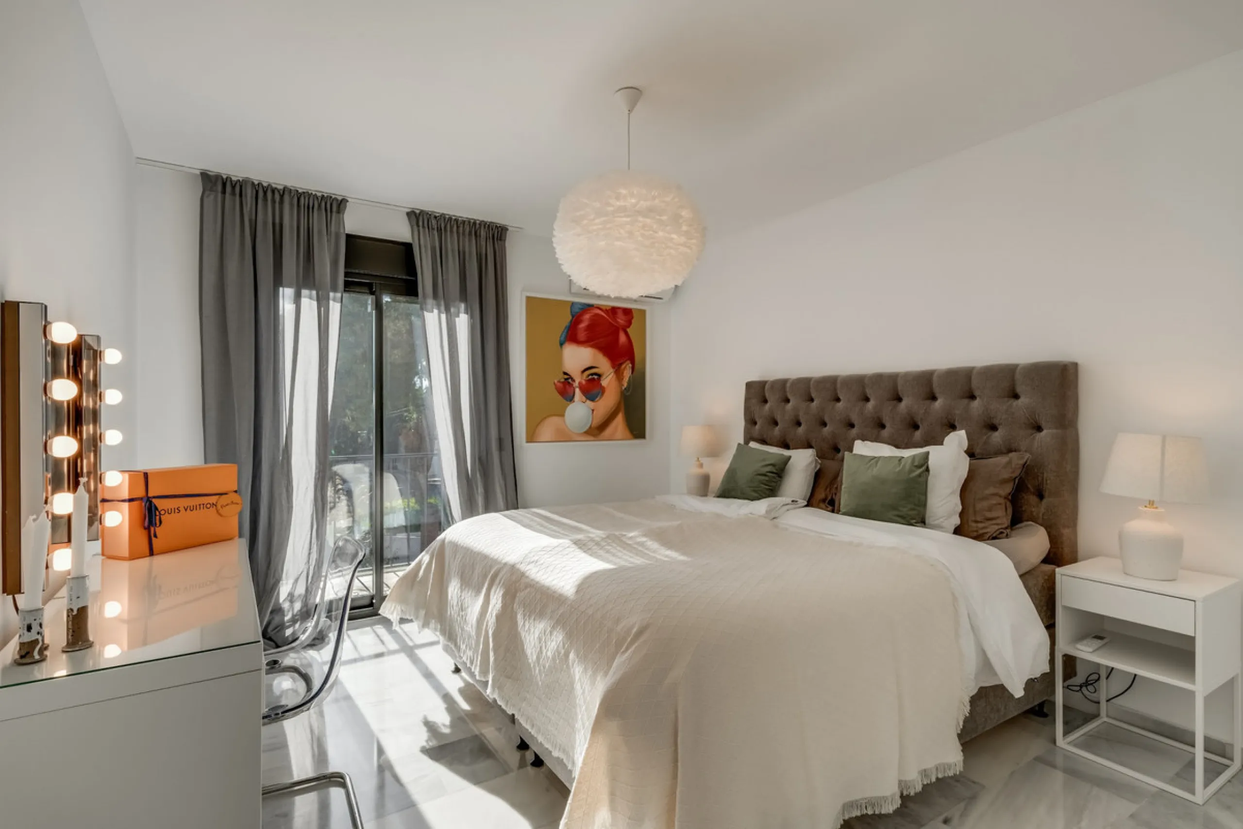 This stunning villa, recently renovated just one year ago, is perfectly located in Nueva Andalucía. Situated close to the beach and within walking distance of all amenities, this property offers an exceptional blend of convenience and luxury.