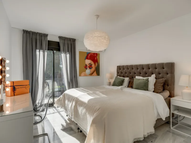 This stunning villa, recently renovated just one year ago, is perfectly located in Nueva Andalucía. Situated close to the beach and within walking distance of all amenities, this property offers an exceptional blend of convenience and luxury.