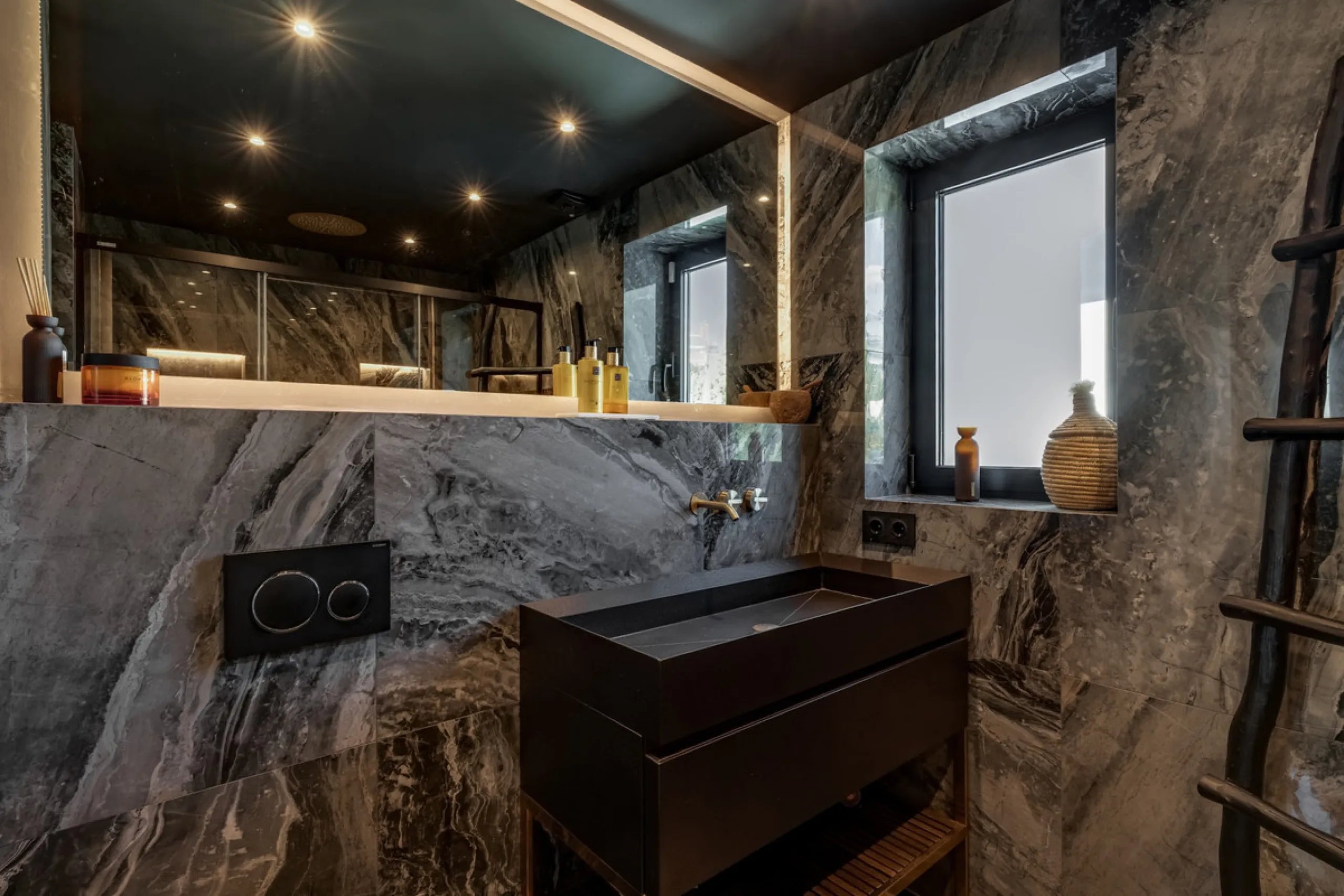 This stunning villa, recently renovated just one year ago, is perfectly located in Nueva Andalucía. Situated close to the beach and within walking distance of all amenities, this property offers an exceptional blend of convenience and luxury.