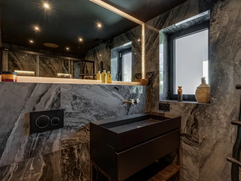 This stunning villa, recently renovated just one year ago, is perfectly located in Nueva Andalucía. Situated close to the beach and within walking distance of all amenities, this property offers an exceptional blend of convenience and luxury.