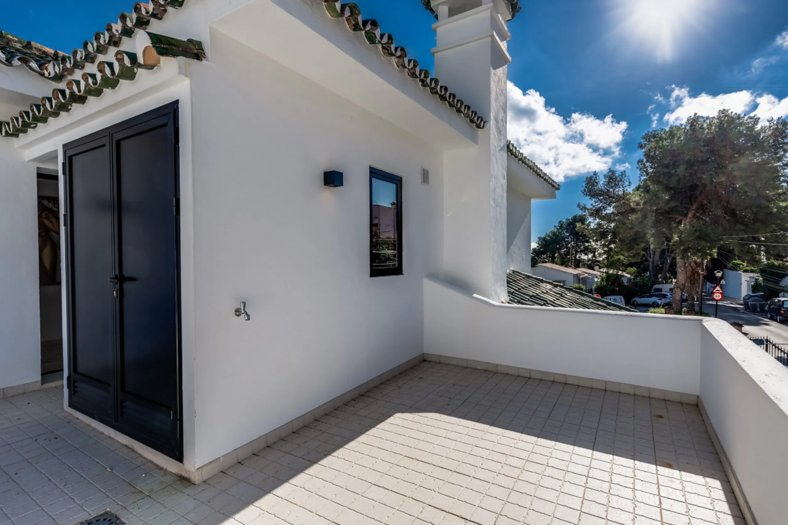 This stunning villa, recently renovated just one year ago, is perfectly located in Nueva Andalucía. Situated close to the beach and within walking distance of all amenities, this property offers an exceptional blend of convenience and luxury.