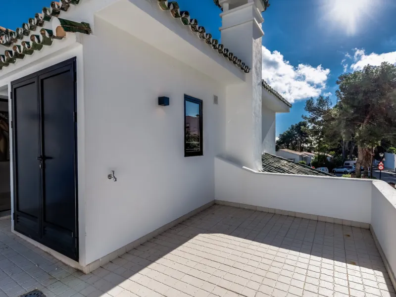 This stunning villa, recently renovated just one year ago, is perfectly located in Nueva Andalucía. Situated close to the beach and within walking distance of all amenities, this property offers an exceptional blend of convenience and luxury.