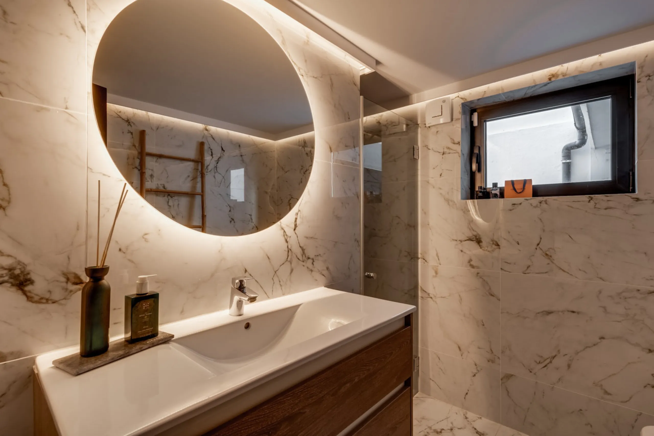 This stunning villa, recently renovated just one year ago, is perfectly located in Nueva Andalucía. Situated close to the beach and within walking distance of all amenities, this property offers an exceptional blend of convenience and luxury.