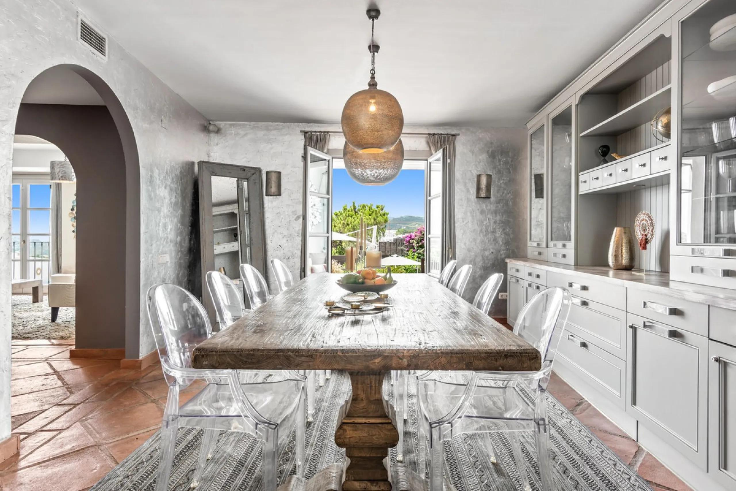 House - Townhouse в продаже в Benahavís, Málaga. В доме 5 спален и 6 ванных комнат. Площадь дома 308 м². Площадь участка 181 м²