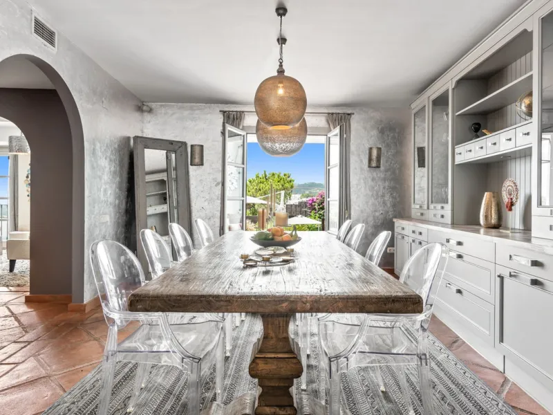 House - Townhouse в продаже в Benahavís, Málaga. В доме 5 спален и 6 ванных комнат. Площадь дома 308 м². Площадь участка 181 м²