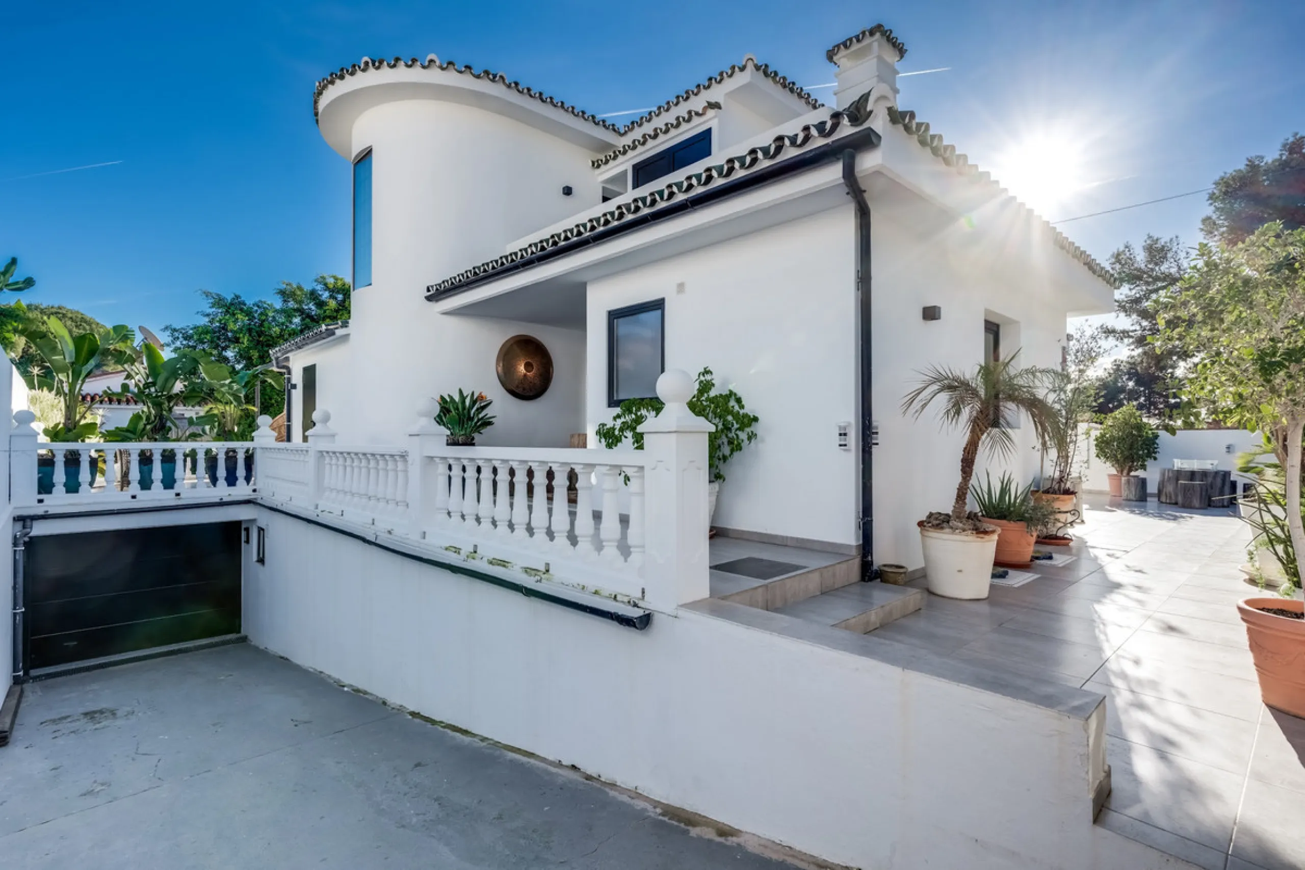 This stunning villa, recently renovated just one year ago, is perfectly located in Nueva Andalucía. Situated close to the beach and within walking distance of all amenities, this property offers an exceptional blend of convenience and luxury.