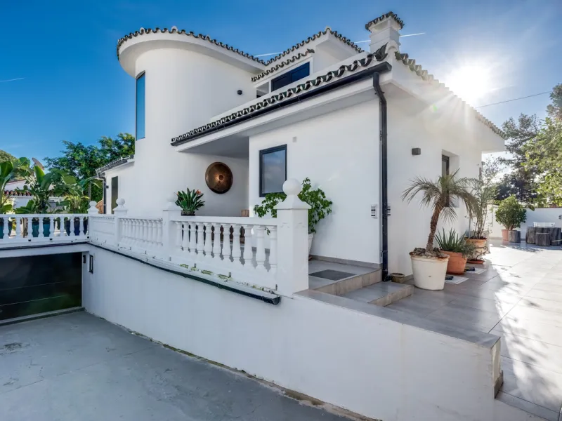 This stunning villa, recently renovated just one year ago, is perfectly located in Nueva Andalucía. Situated close to the beach and within walking distance of all amenities, this property offers an exceptional blend of convenience and luxury.