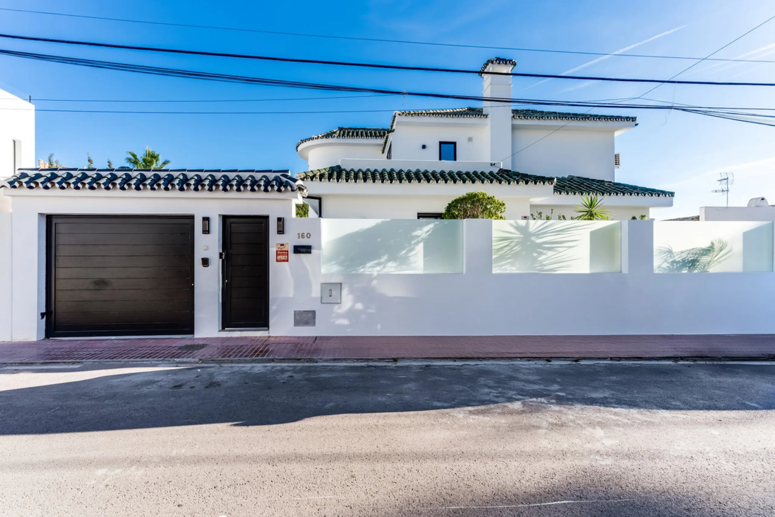 This stunning villa, recently renovated just one year ago, is perfectly located in Nueva Andalucía. Situated close to the beach and within walking distance of all amenities, this property offers an exceptional blend of convenience and luxury.