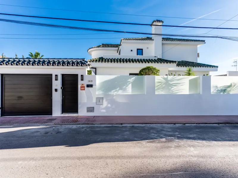 This stunning villa, recently renovated just one year ago, is perfectly located in Nueva Andalucía. Situated close to the beach and within walking distance of all amenities, this property offers an exceptional blend of convenience and luxury.