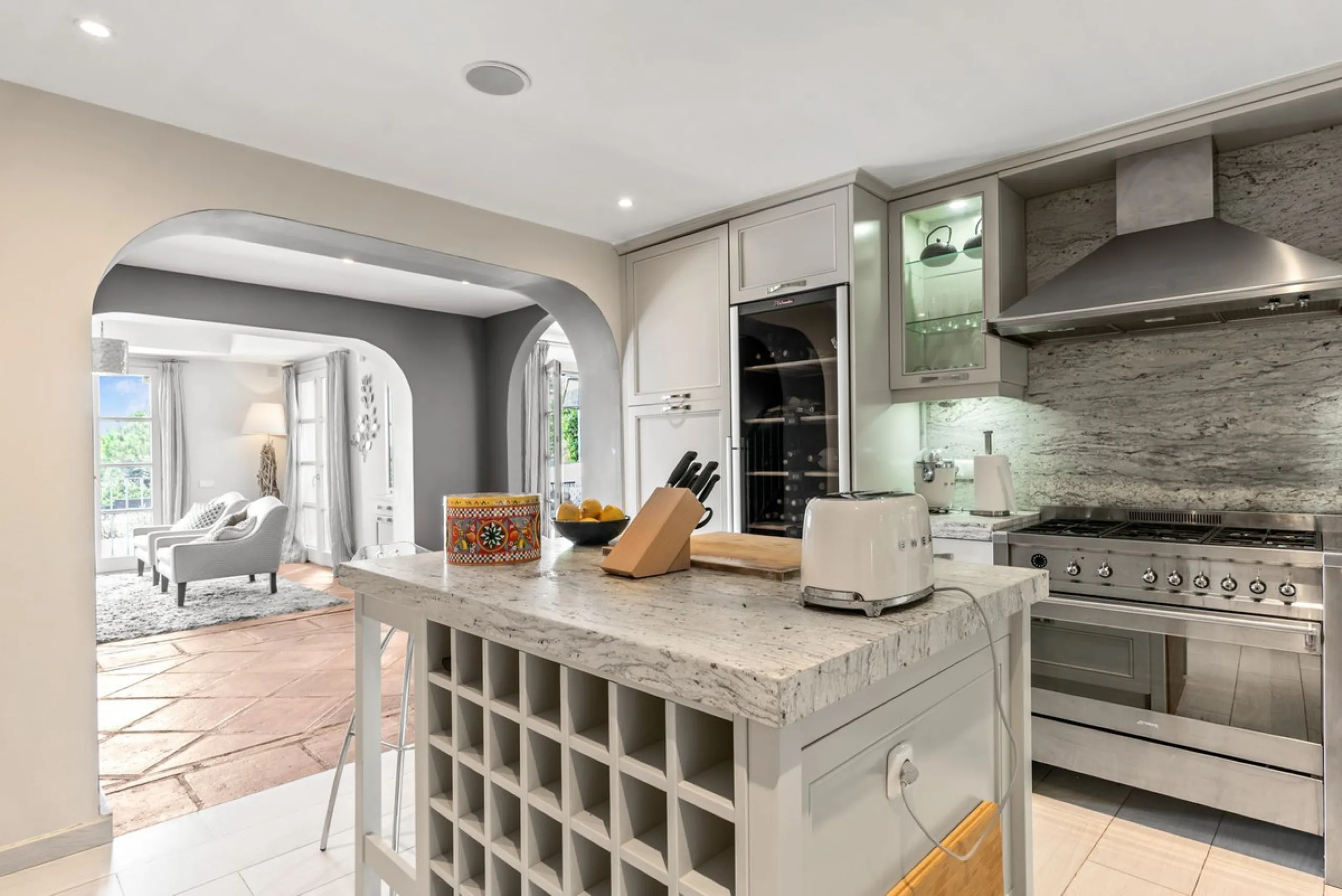 House - Townhouse в продаже в Benahavís, Málaga. В доме 5 спален и 6 ванных комнат. Площадь дома 308 м². Площадь участка 181 м²