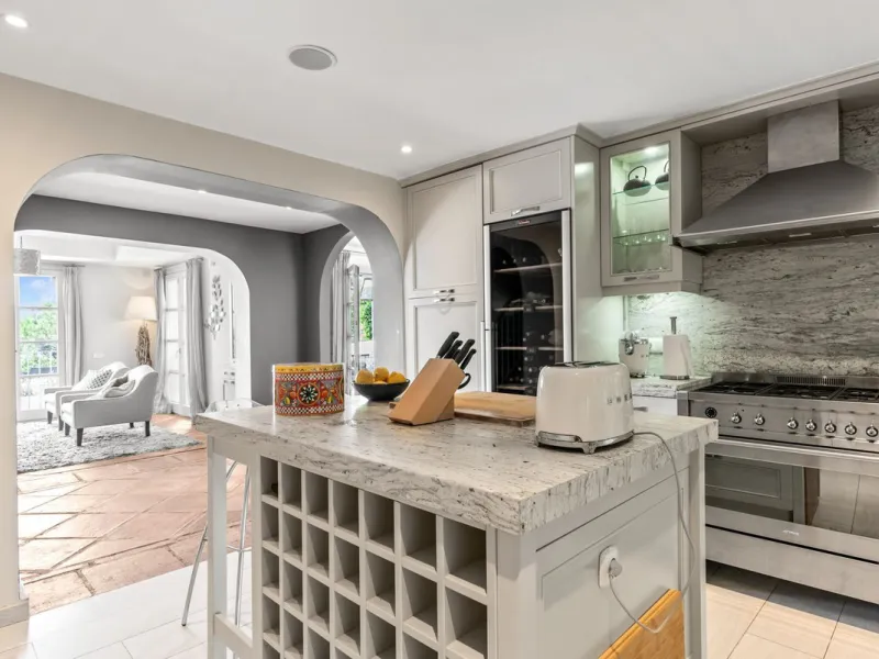 House - Townhouse в продаже в Benahavís, Málaga. В доме 5 спален и 6 ванных комнат. Площадь дома 308 м². Площадь участка 181 м²