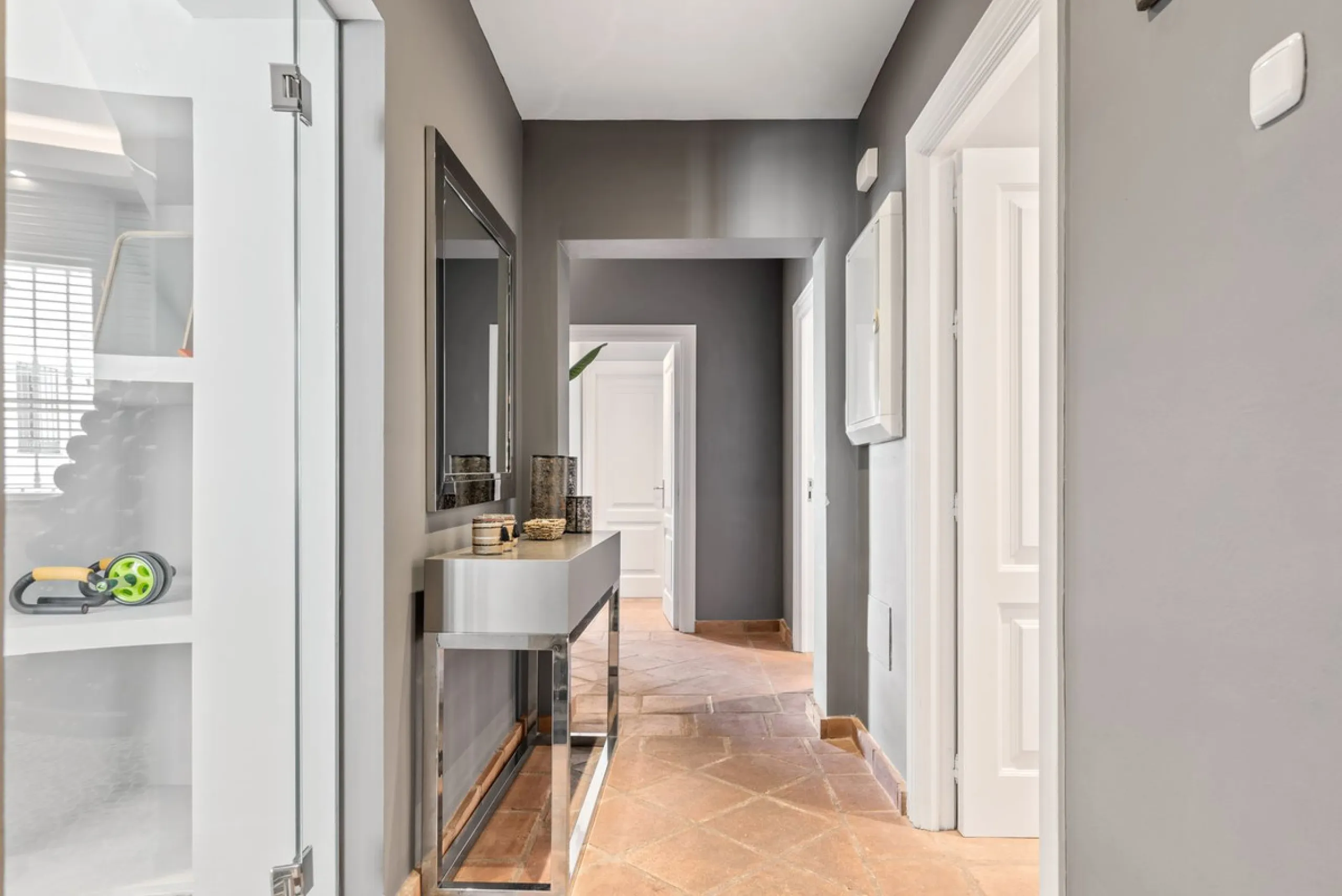House - Townhouse в продаже в Benahavís, Málaga. В доме 5 спален и 6 ванных комнат. Площадь дома 308 м². Площадь участка 181 м²