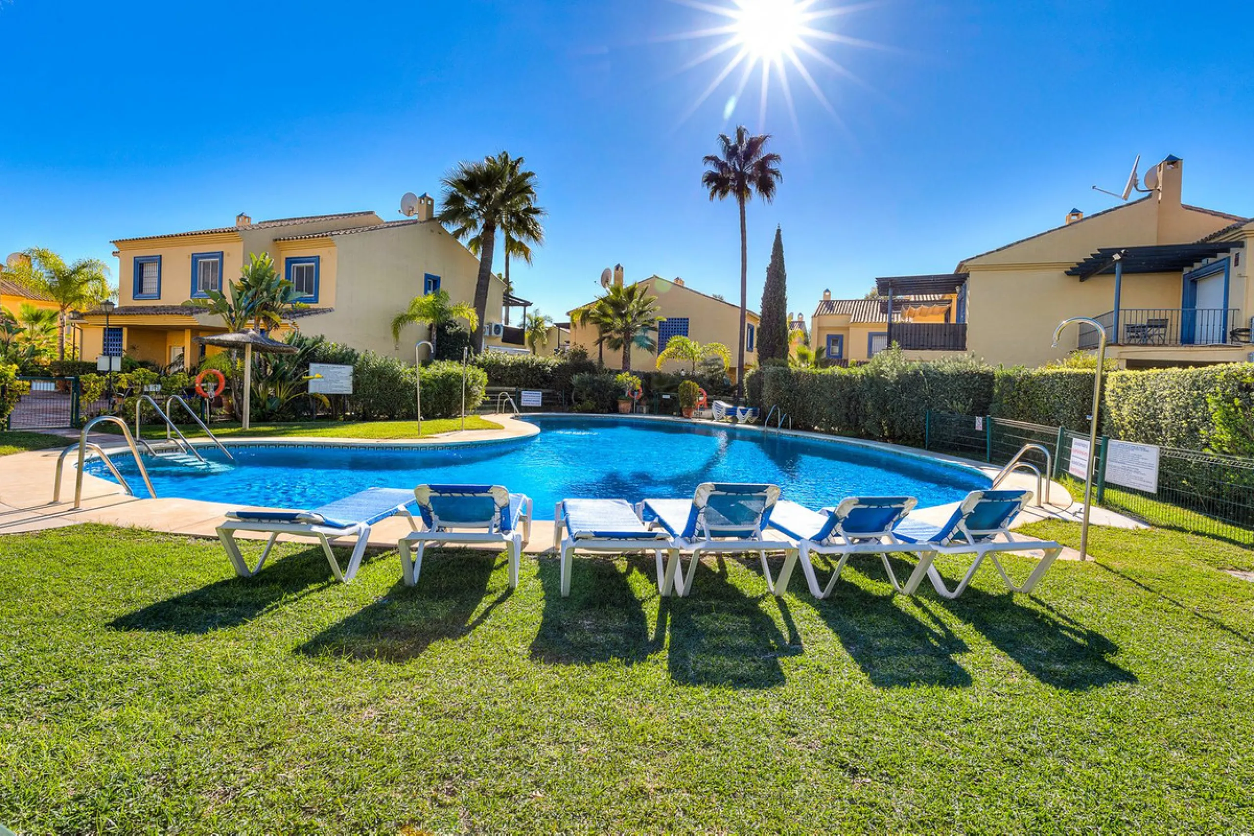 This magnificent townhouse in  Nueva Andalucía, Marbella—a prime location between Puerto Banús and San Pedro de Alcántara. The property, with a south-facing orientation that ensures natural light throughout the day, offers direct access to the communal po