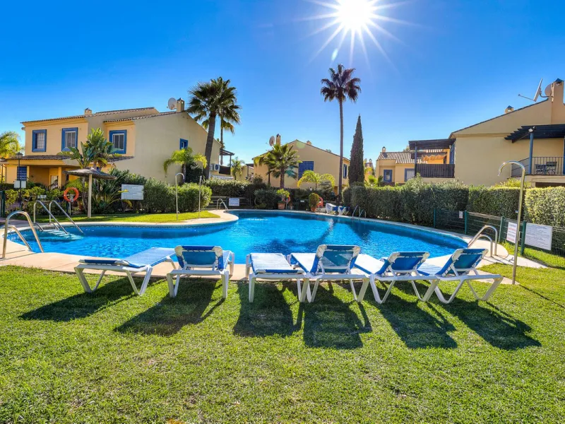 This magnificent townhouse in  Nueva Andalucía, Marbella—a prime location between Puerto Banús and San Pedro de Alcántara. The property, with a south-facing orientation that ensures natural light throughout the day, offers direct access to the communal po