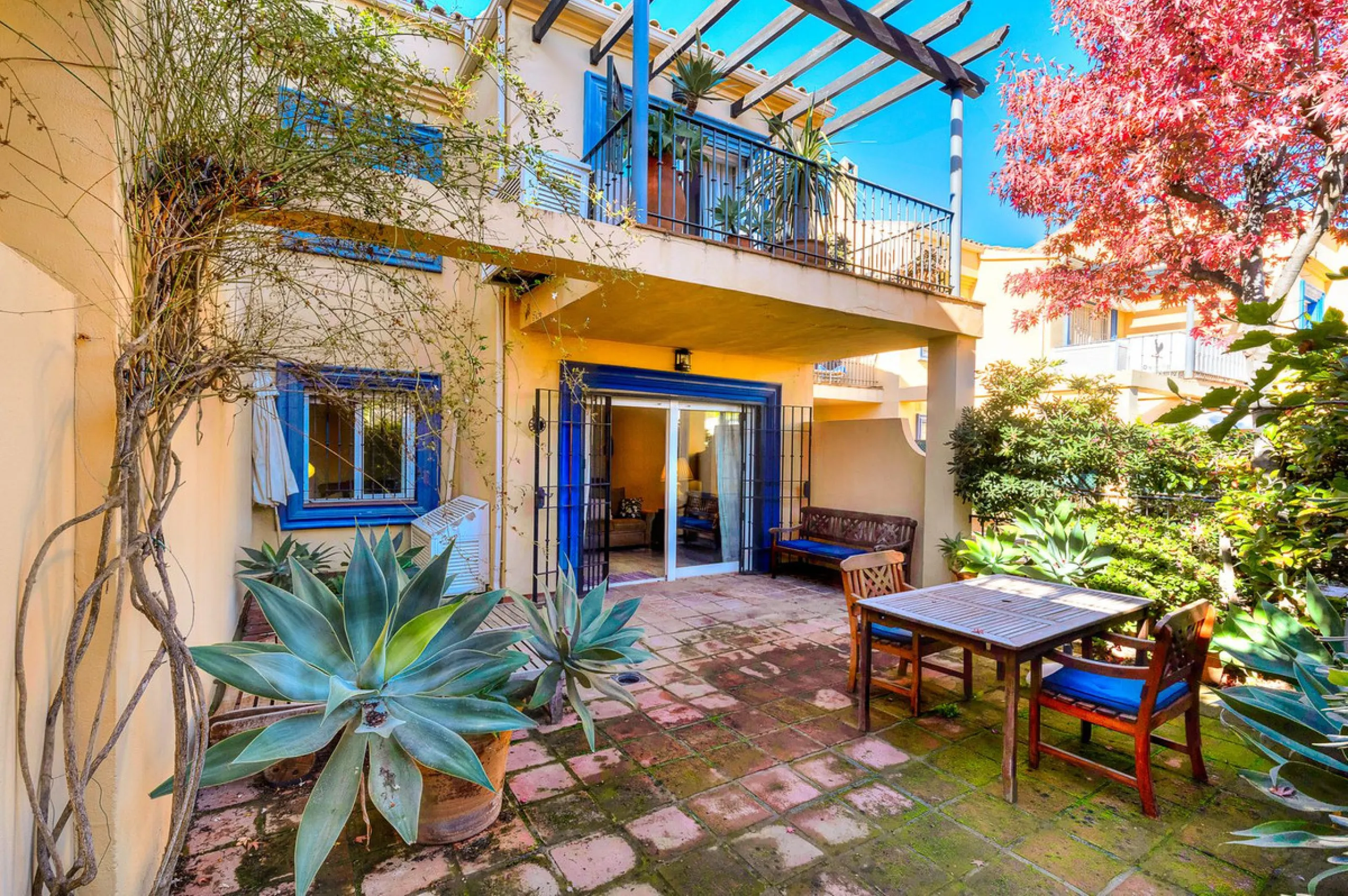 This magnificent townhouse in  Nueva Andalucía, Marbella—a prime location between Puerto Banús and San Pedro de Alcántara. The property, with a south-facing orientation that ensures natural light throughout the day, offers direct access to the communal po