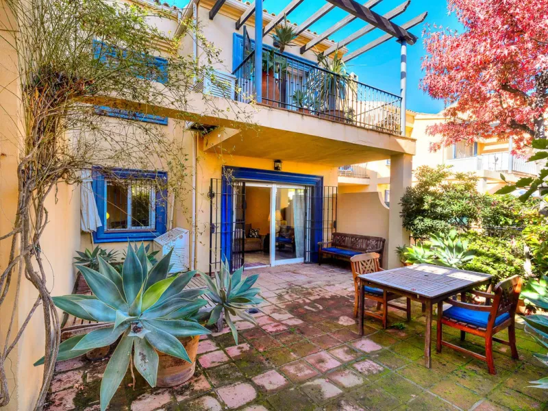 This magnificent townhouse in  Nueva Andalucía, Marbella—a prime location between Puerto Banús and San Pedro de Alcántara. The property, with a south-facing orientation that ensures natural light throughout the day, offers direct access to the communal po