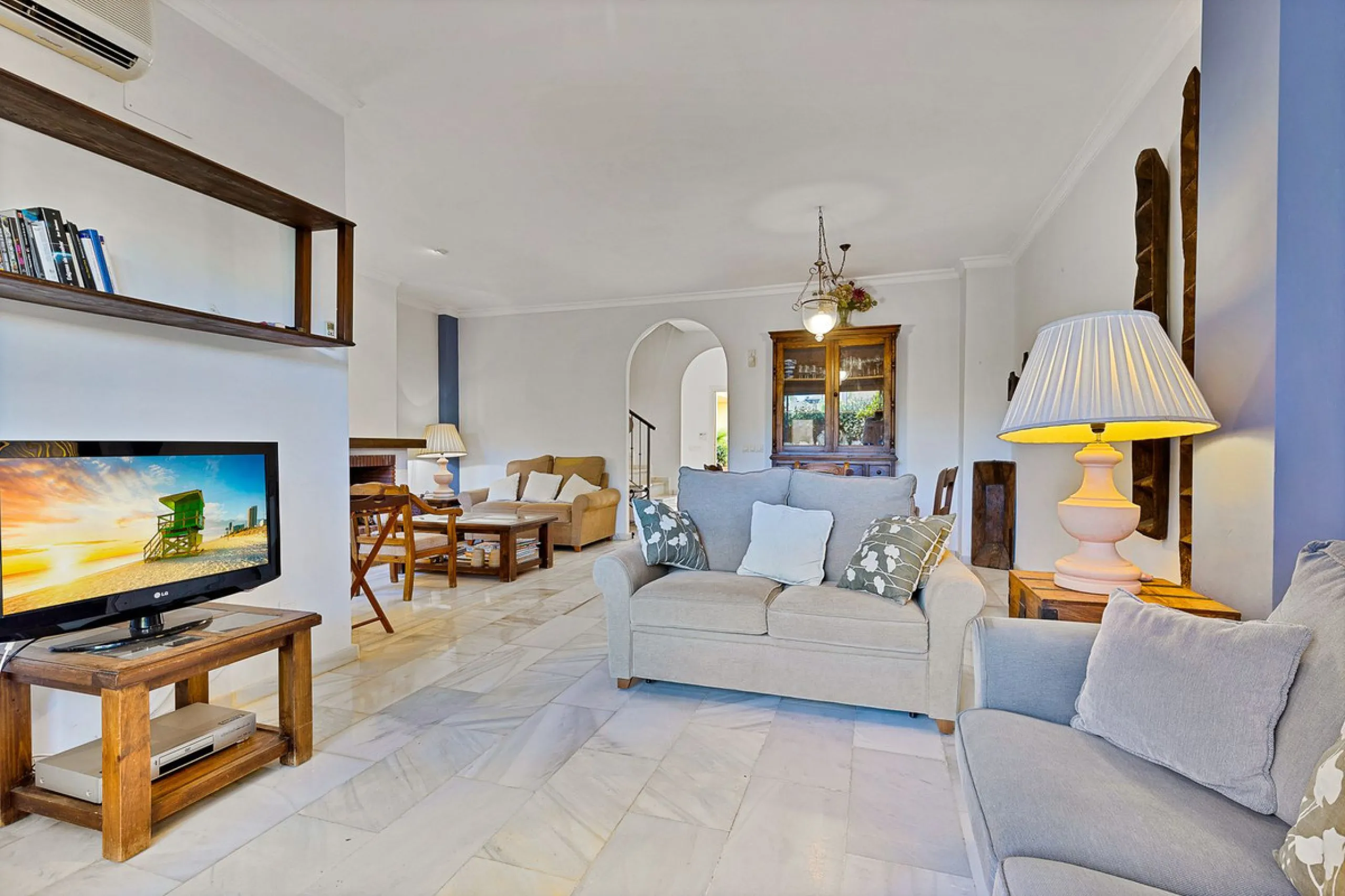 This magnificent townhouse in  Nueva Andalucía, Marbella—a prime location between Puerto Banús and San Pedro de Alcántara. The property, with a south-facing orientation that ensures natural light throughout the day, offers direct access to the communal po