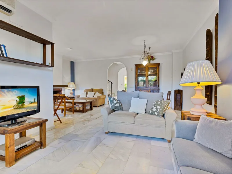 This magnificent townhouse in  Nueva Andalucía, Marbella—a prime location between Puerto Banús and San Pedro de Alcántara. The property, with a south-facing orientation that ensures natural light throughout the day, offers direct access to the communal po